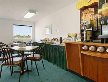 Super 8 By Wyndham Meadow Lake Ресторан фото